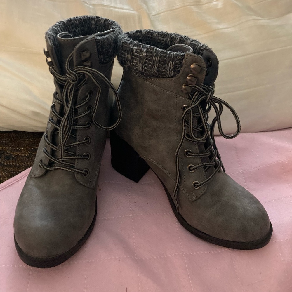 Preowned like new Charlotte Russe Hayden style Women's Gray LaceUp Boots size 6